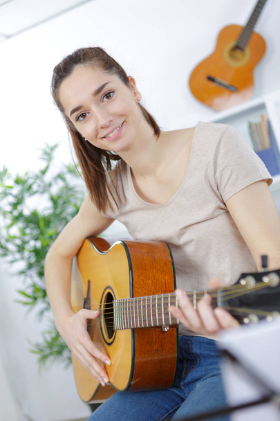 woman playing acoustic guitar - Foto, Bild
