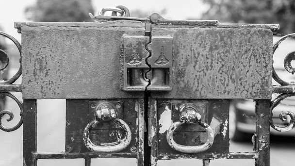 Παλιά κλειδαριά πύλη μέταλλο, μαύρο και άσπρο φωτογραφία οριζόντια, ρηχό βάθος πεδίου - Φωτογραφία, εικόνα