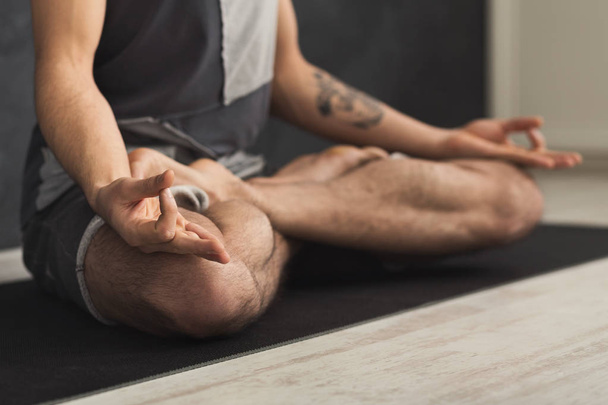 Genç adam pratik yoga, meditasyon poz sakin ol - Fotoğraf, Görsel