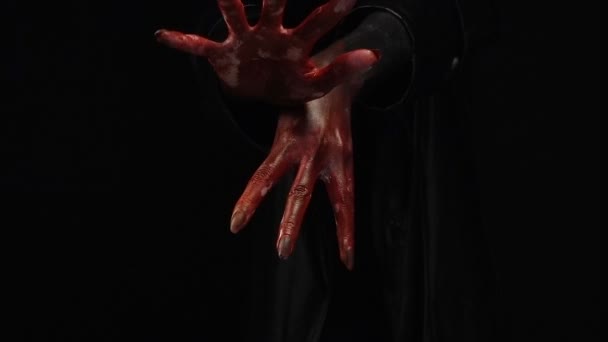 Blutige Handflächen auf schwarzem Hintergrund - Filmmaterial, Video