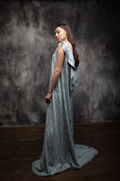 Bride model dress at dark background studio light - Foto, immagini