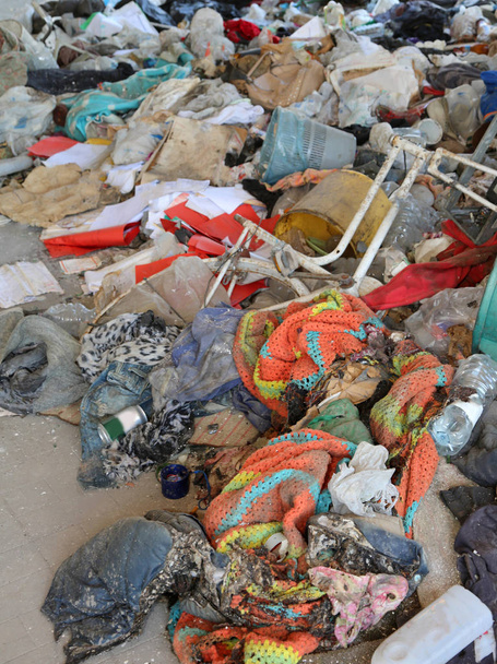 багато тарганів і ганчірок в брудному притулку для бездомних
 - Фото, зображення