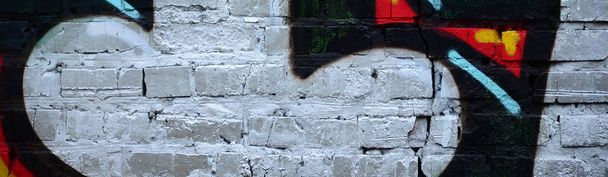 Arte de rua. Imagem de fundo abstrata de um fragmento de uma pintura de grafite colorida em tons cromados e vermelhos
. - Foto, Imagem