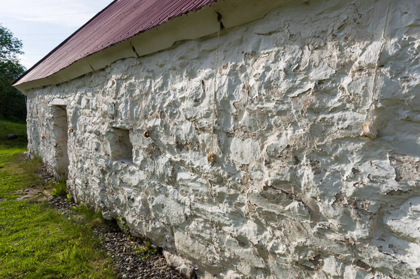 Moirlanich ロングハウスは 19 世紀のき裂フレームの石灰洗浄コテージです。 - 写真・画像