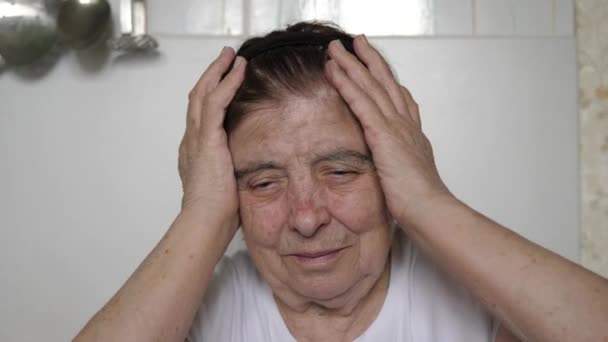An Elderly Old Woman Is Having A Severe Headache - Záběry, video