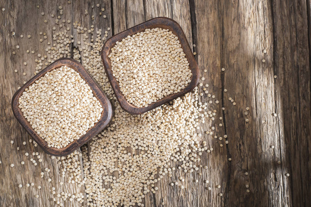 Quinoa-Bohnen in Schale auf rustikalem Holzhintergrund - Foto, Bild