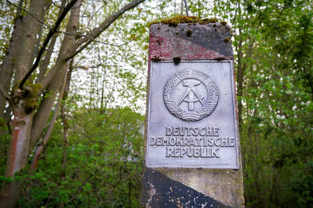 Pilar na antiga fronteira interna alemã com a inscrição "República Democrática Alemã
"                                - Foto, Imagem