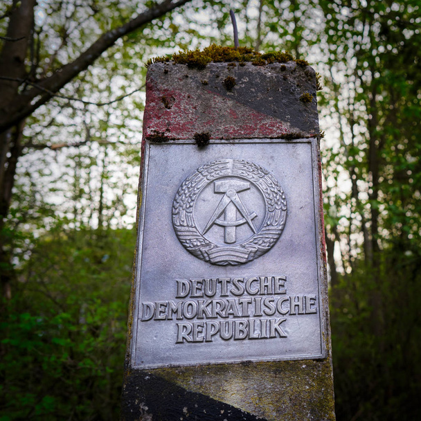 Yazıt "Alman Demokratik Cumhuriyeti eski iç Alman sınırındaki ayağı"                                - Fotoğraf, Görsel