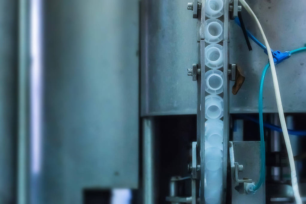 Kunststoffverschlüsse in Korkvorrichtung bei Weingut schließen - Foto, Bild