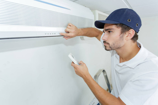 technician checking ac installation in clients building - Foto, afbeelding