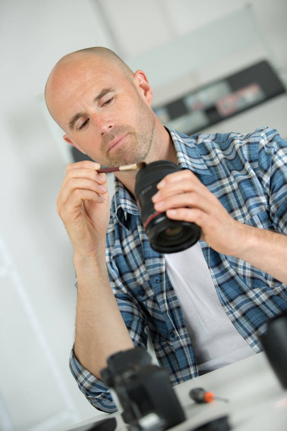 cleaning the fragile camera lens - Foto, Bild
