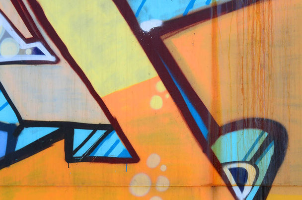 Street art. Absztrakt háttérkép egy töredék egy színes graffiti festés, bézs és narancs tónusokkal. - Fotó, kép