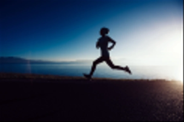 Молода фітнес спортивна жінка біжить по сільській дорозі
 - Фото, зображення