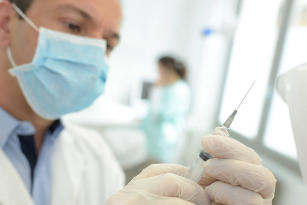 doctor injecting to treat patients - Foto, Bild
