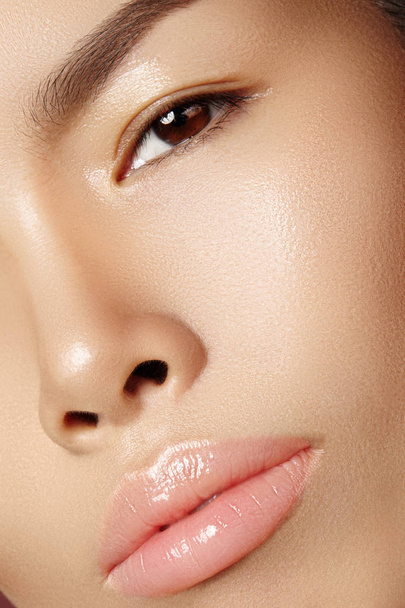 Beautiful asian woman with fresh daily makeup. Vietnamese beauty girl in spa treatment. Close-up with Clean Skin on her Face - Foto, afbeelding