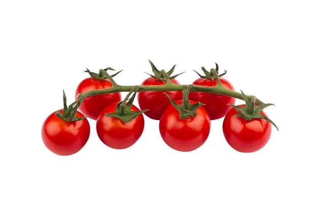 detalle de cerca vista frontal de tomates cherry rojos frescos con hojas verdes en una rama aislada sobre fondo blanco
 - Foto, Imagen