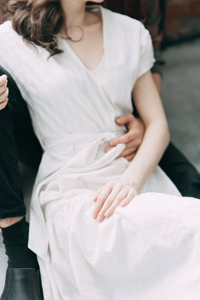 Χαριτωμένο κορίτσι σε λευκό φόρεμα ευάερο, σε σοφίτα στούντιο. Πορτρέτο φωτογραφία πυροβολούν με φυσικό φως. Όμορφη εμφάνιση και Καλών Τεχνών στην επεξεργασία φωτογραφιών - Φωτογραφία, εικόνα