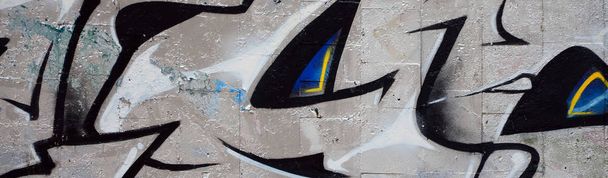 Arte de rua. Imagem de fundo abstrata de um fragmento de uma pintura de grafite colorida em tons cromados e azuis
. - Foto, Imagem