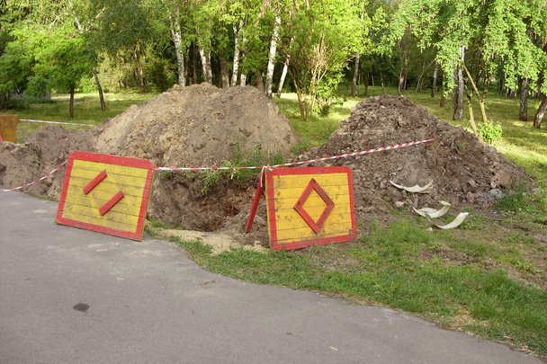 夏に掘った穴の周りの通路を禁止フェンス  - 写真・画像