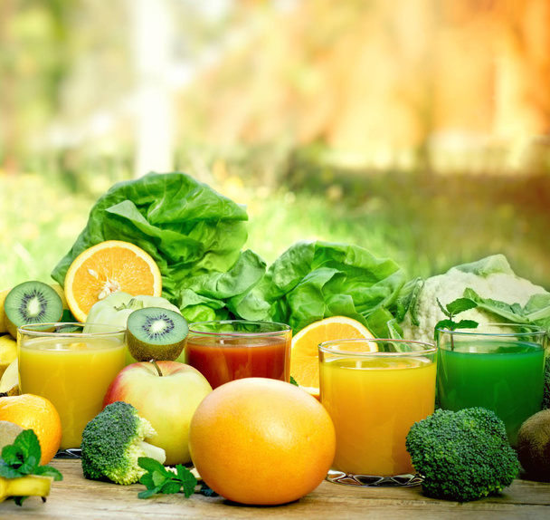 Zdrowy napój - napoje, drinki i smoothie są zdrowe, jeśli są one wykonane ze świeżych, organicznych owoców i warzyw - Zdjęcie, obraz