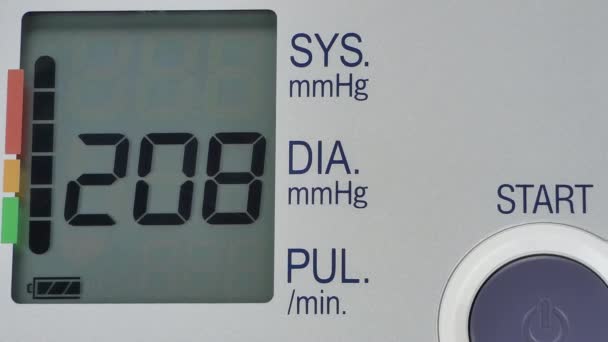 modernes digitales Blutdruckmessgerät für den Haushalt, Nahaufnahme - Filmmaterial, Video