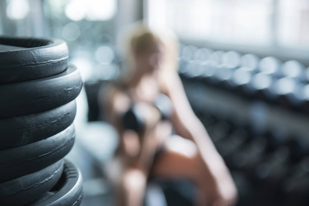Abstract blur an defocused fitness woman in the gym - Fotoğraf, Görsel
