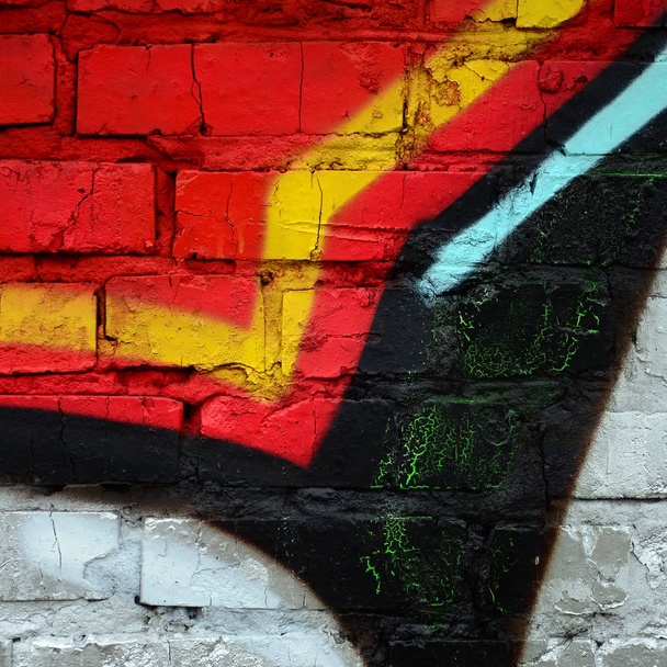 Straßenkunst. abstraktes Hintergrundbild eines Fragments eines farbigen Graffiti-Gemäldes in Chrom- und Rottönen. - Foto, Bild
