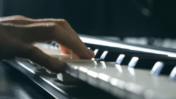 Finger des Pianisten an den Klaviertasten schließen. Der Männerarm spielt ein Solo aus Musik oder neuer Melodie. Hände eines männlichen Musikers, der am Synthesizer spielt. Zeitlupe Draufsicht isolierte Aufnahme - Filmmaterial, Video