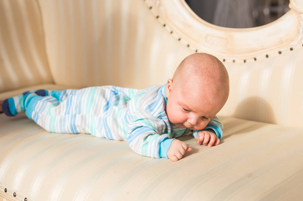 Rozkošný chlapeček v slunné ložnice. Novorozené dítě relaxační - Fotografie, Obrázek