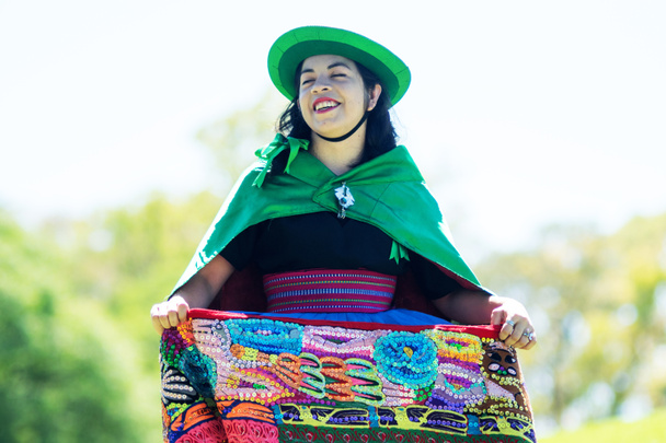 Retrato de una joven bailando Huayno, un género musical tradicional típico de la región andina de Perú, Bolivia, norte de Argentina y norte de Chile
 - Foto, Imagen