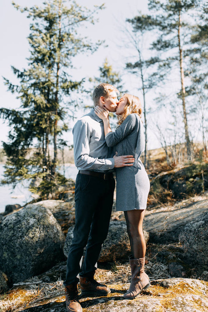Pre-wedding photo shoot in the forest in nature, in the form of walking and traveling. Beauty of the North and Russia. Loving people and beautiful scenery. They laugh, sit and smile. Beautiful couple - Fotoğraf, Görsel
