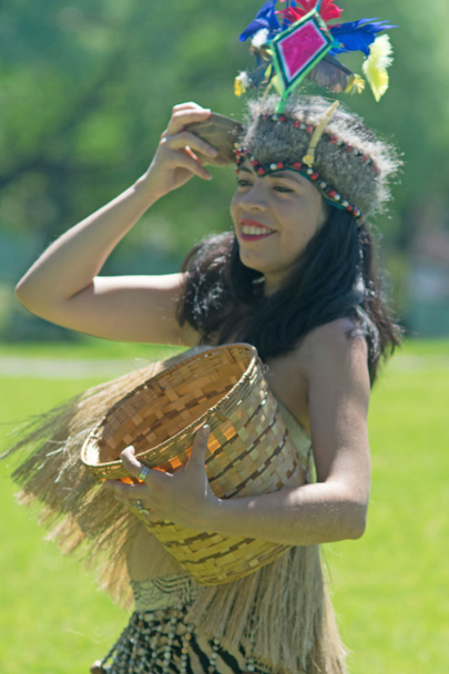 Retrato de jovem mulher vestindo roupas tradicionais peruanas e dançando Anaconda dança, um gênero musical típico da região amazônica do Peru
 - Foto, Imagem
