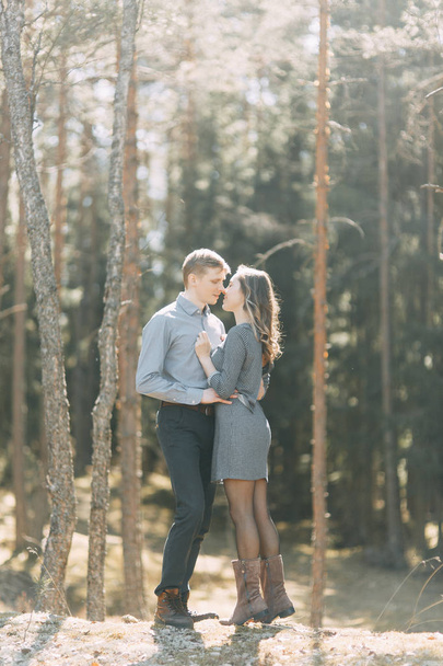 Pre-wedding photo shoot in the forest in nature, in the form of walking and traveling. Beauty of the North and Russia. Loving people and beautiful scenery. They laugh, sit and smile. Beautiful couple - Foto, immagini
