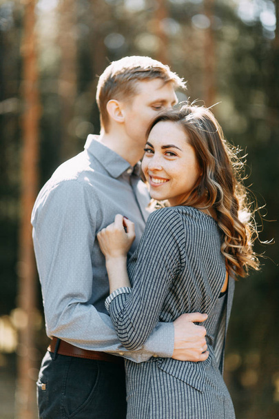 Pre-wedding photo shoot in the forest in nature, in the form of walking and traveling. Beauty of the North and Russia. Loving people and beautiful scenery. They laugh, sit and smile. Beautiful couple - Foto, Imagen