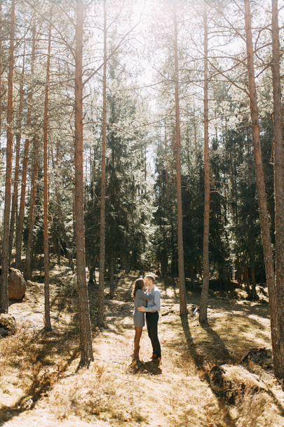 Pre-wedding photo shoot in the forest in nature, in the form of walking and traveling. Beauty of the North and Russia. Loving people and beautiful scenery. They laugh, sit and smile. Beautiful couple - Foto, imagen