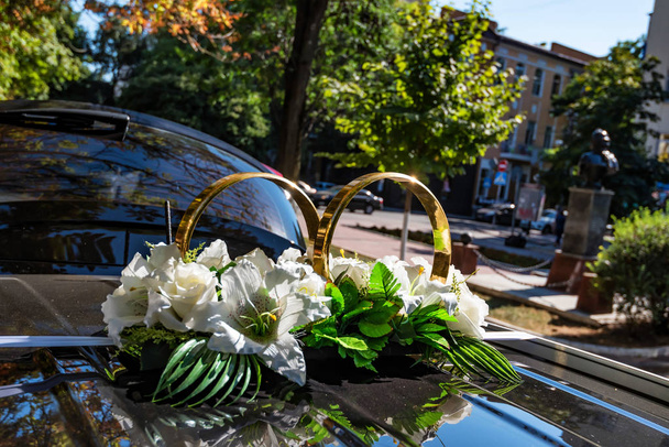 Στολισμός αυτοκινήτου γάμου των δακτυλίων και λουλούδια - Φωτογραφία, εικόνα