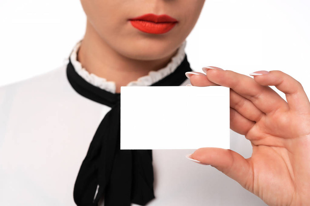 Νεαρή γυναίκα με τέλεια νύχια κατέχει κενό επαγγελματική κάρτα σε γκρο πλαν. - Φωτογραφία, εικόνα
