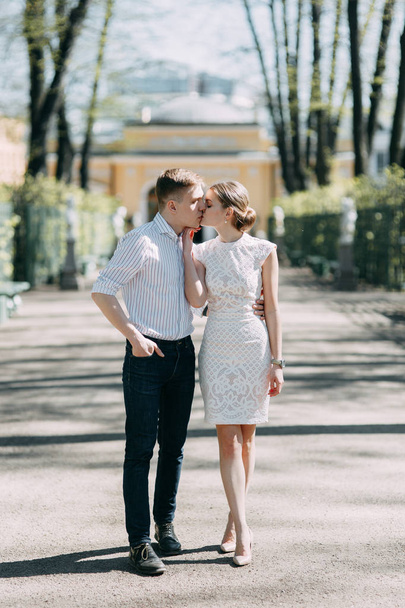 Beautiful young couple in the Park on a Sunny day, loving and happy. Walk and laugh together. Pre-wedding shooting in nature. Elegant style in clothes like celebrities - Fotoğraf, Görsel