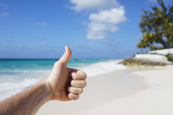 Nyári Barbados szigetén. Egzotikus vakáció. Türkizkék víz. Napos kék ég. Gyönyörű fehér homokos strand. - Fotó, kép