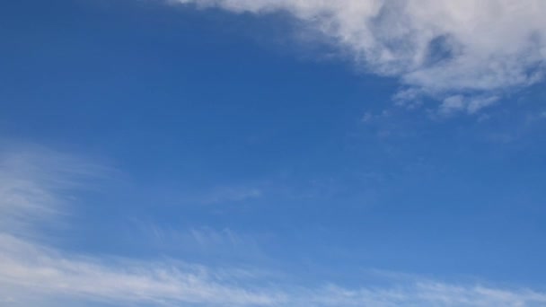 Cumulonimbus w błękitne niebo, wiatr Time-Lapse. - Materiał filmowy, wideo