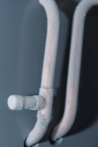 Ghiaccio sui tubi metallici di un impianto di refrigerazione - sistema di raffreddamento a primo piano
 - Foto, immagini