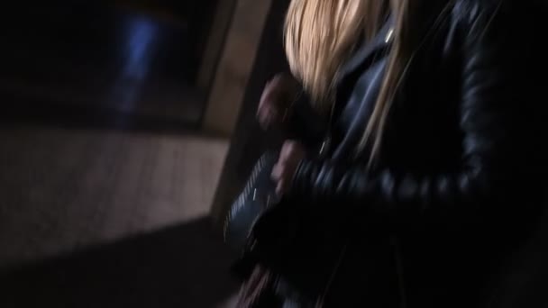 Испуганная женщина звонит за помощью в темный туннель
 - Кадры, видео