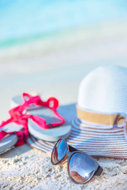 Лето, отдых, аксессуары для отдыха - тропический пляж
 - Фото, изображение