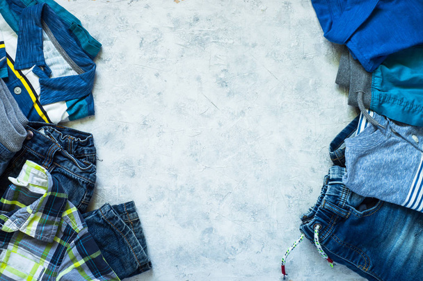 Дитячий одяг - джинси, поло та сорочка зверху
. - Фото, зображення