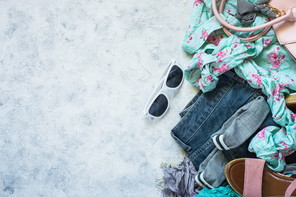 Kadın giysi ve aksesuarları kot pantolon, bluz, güneş gözlüğü, sandalet - Fotoğraf, Görsel