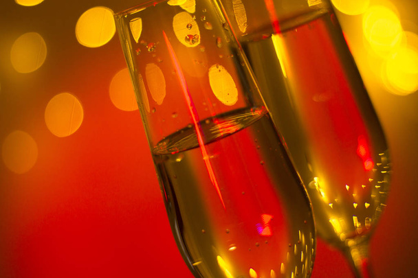 Discotque パーティー バーの後ろにライトを持つスペイン、イビサの結婚式中にプロセッコの cava のシャンパン、スパーク リング ワイン グラス. - 写真・画像