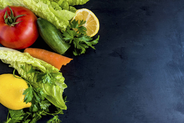 Gesundes Gemüse auf schwarzer Schiefertafel  - Foto, Bild