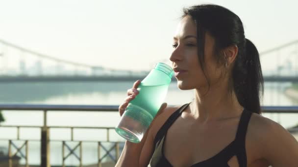 Bliska strzał piękna kobieta korzystających z wody pitnej na zewnątrz - Materiał filmowy, wideo