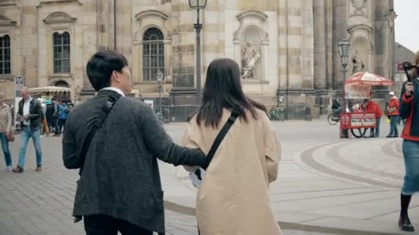 DRESDEN, GERMANY - MAY 2, 2018. Asian couple walk in city tourist place - Filmagem, Vídeo