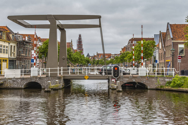 Padací most a budovy města v jedné z hlavních kanálů Holandsko Nizozemsko Alkmaar - Fotografie, Obrázek